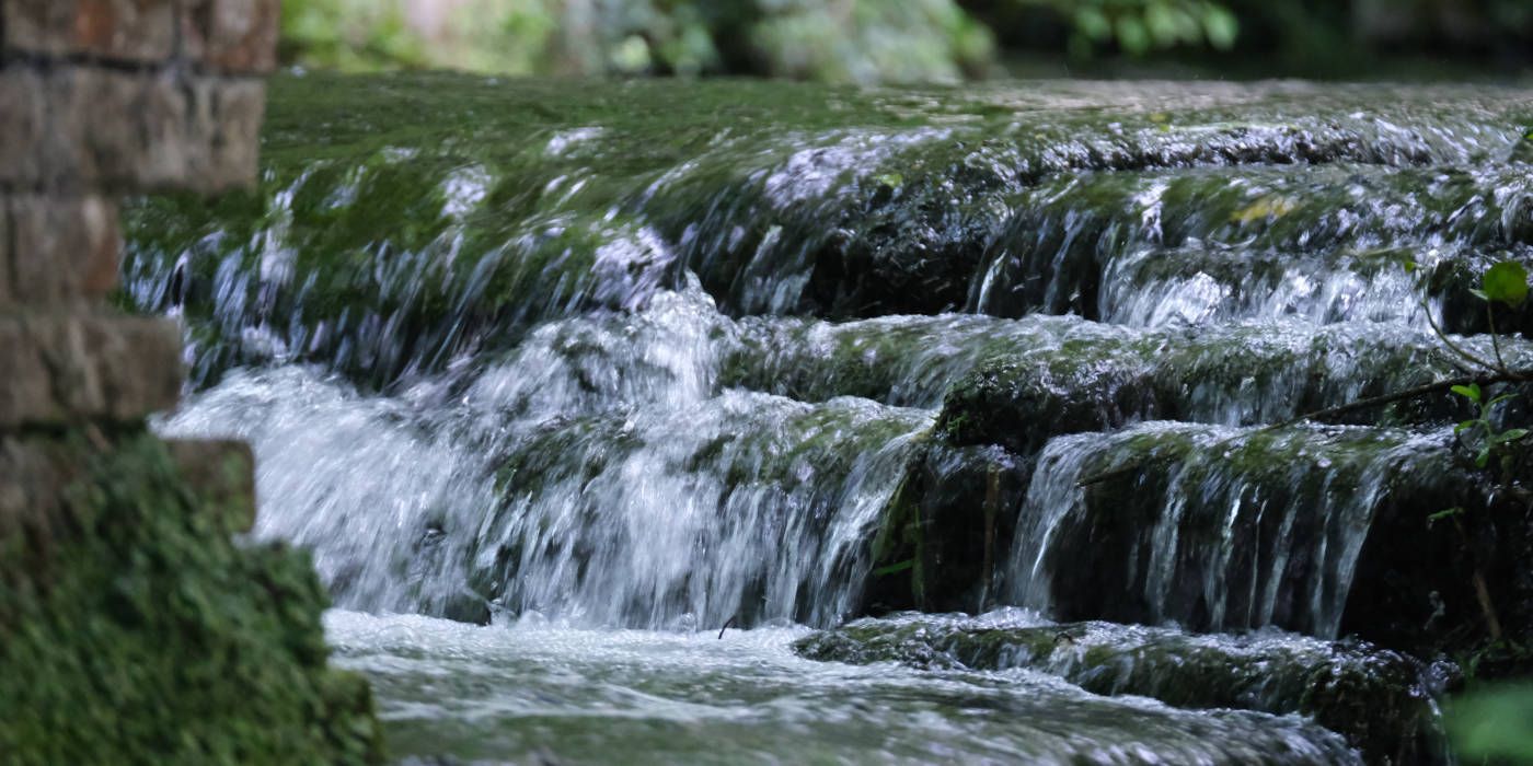 how do you describe the sound of a waterfall